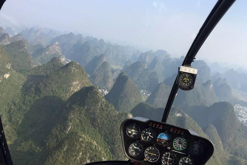 j9真人品牌家桂林山水旅游基地乘坐直升飞机俯瞰看桂林山水你值得拥有
